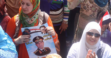 الثوار يحملون صور السيسى