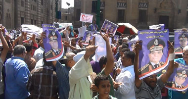 سكان عباس العقاد يرفعون صور السيسى خلال مرور مسيرة للإخوان