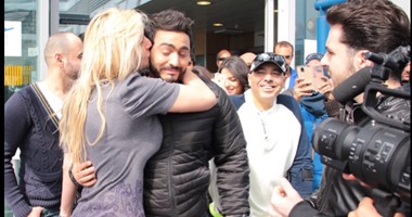 | بالصور.. فتاة تقبل تامر_حسنى‬ وتحتضنه فى مطار "لندن"