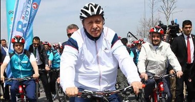أردوغان يقود دراجة هوائية فى شوارع إسطنبول