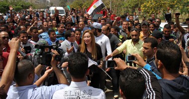 ريهام سعيد وسط طلاب جامعة الأزهر