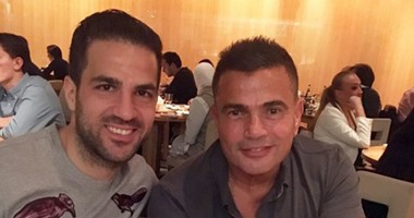 صديقة فابريجاس تنشر صورة له مع عمرو دياب بأحد مطاعم لندن  اليوم السابع