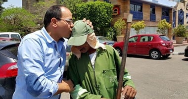 محام يقبل رأس عامل نظافة