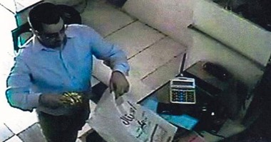 المتهم أثناء عملية السرقة