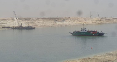 إحدى المعديات إثناء عبورها القناة الجديدة