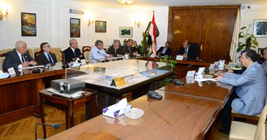 خالد حنفى خلال اجتماعه مع أعضاء القابضة للصوامع