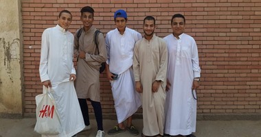 طلاب الثانوية العامة يؤدون امتحان الدين بالجلابية والسبحة