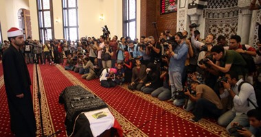 انتفاضة بسبب جنازة عمر الشريف المتواضعة وغياب الدولة عن إقامة جنازة رسمية..رواد  فيس بوك  يصفونها بـ الفضيحة ..أنس الفقى يقارن بين جنازته وجنازة ديميس روسوس..والنقاد:غياب الفنانين لعدم وجود مكاسب  اليوم السابع