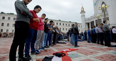 بالصور.. شباب مصرى يصلون فى أحد مساجد روسيا على علمى مصر والنادى الأهلى  