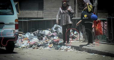 بالصور.. القمامة تحاصر أعلى الطريق الدائرى شمال الجيزة  