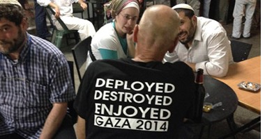 ضابط إسرائيلى يكتب على قميصه جئت لهنا كى أهدم غزة وأستمتع 