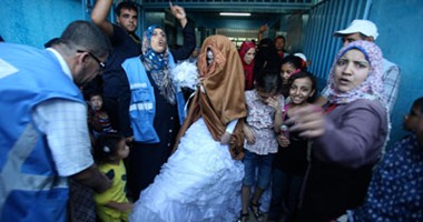 بالصور.. فلسطينيان يحتفلان بزفافهما بمدرسة لـ الأونروا  فى قطاع غزة اليوم السابع