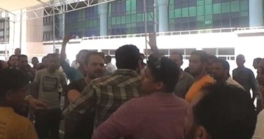 بالفيديو.. الشرطة تتدخل لفض اشتباكات الباعة الجائلين فى سوق الترجمان اليوم السابع