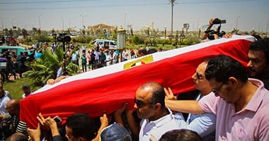 بالفيديو والصور.. وصول جثمان نور الشريف مسجد الشرطة ويرافقه عمرو يوسف  اليوم السابع