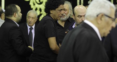محمد منير ومحمد خان ونيللى يصلون عزاء نور الشريف  اليوم السابع