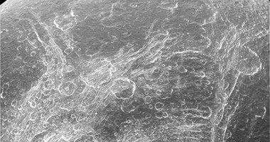وكالة  ناسا  تلتقط صورة حديثة لتشققات على سطح كوكب زحل  اليوم السابع