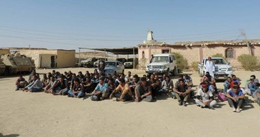 بالصور.. سقوط 2 من المهربين عقب إحباط تسلل 69 شخصا إلى ليبيا عبر سيوة  