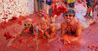 سيارة جوجل الخاصة بصور Street View تصطدم بمهرجان الطماطم فى إسبانيا  