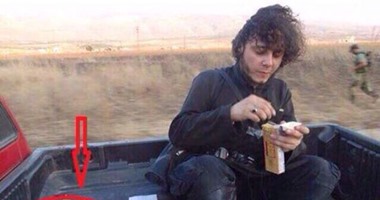 مقاتل من داعش يتناول وجبة " قطرية "