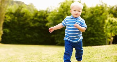 تقييد حركة الطفل تعرضه لأضرار 82015772031947.jpg