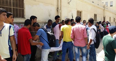 طلاب الثانوية المتظاهرون أمام التعليم يهتفون:  يا وزير خد القرار   