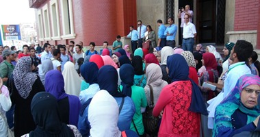 بالصور.. طلاب الثانوية يتظاهرون أمام جامعة الإسكندرية بسبب  التحويلات الورقية   