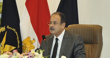 وزير الداخلية يكرم رئيس البحث الجنائى بشبرا والضباط لسرعة إعادة سيارة مسروقة  