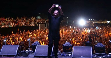 عمرو دياب يغيب عن الحفلات الغنائية بسبب ألبومه.. وجمهوره: شوقنا أكتر شوقنا   