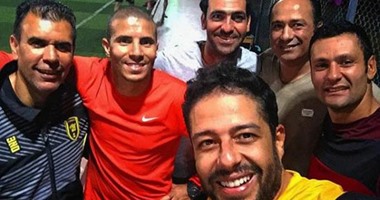 سيلفى لـ حماقى  مع محمد زيدان وأمير عبد الحميد بعد مباراة كرة خماسية  