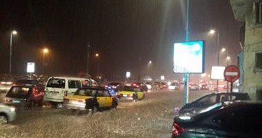 بالصور.. شلل مرورى بشوارع الإسكندرية بسبب تواصل سقوط الأمطار الكثيفة  