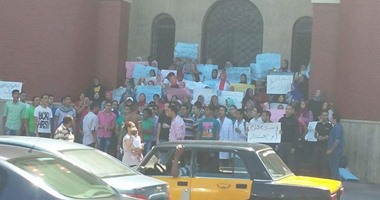 طلاب الثانوية يواصلون تظاهرهم أمام جامعة الإسكندرية لفتح التحويلات الورقية  