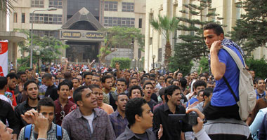 طلاب الإخوان ينهون تظاهرهم بجامعة القاهرة
