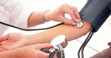 استشارى أمراض باطنة يقدم نصائح لتجنب ضغط الدم المرتفع 