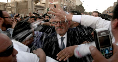 مواطنون يمنعون البرادعى من الإدلاء بصوته بـ"الطوب"