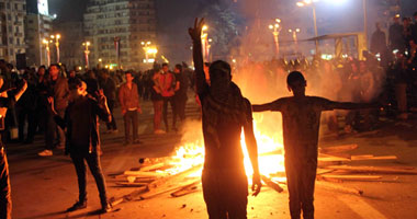 جانب من الاشتباكات بين قوات الأمن والمتظاهرين بالتحرير