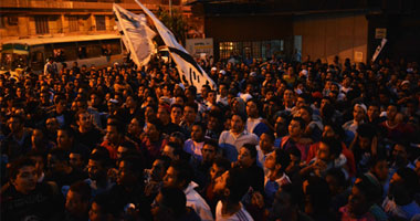 أعضاء "وايت نايتس" يفضون وقفتهم بعد الصلاة على روح ضحية "محمد محمود"