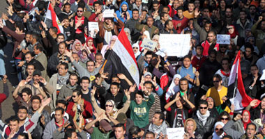 المتظاهرين بالتحرير يرفعون الأحذية الإخوان