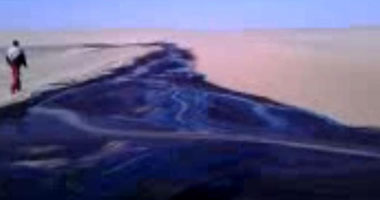 إهدار آلاف البراميل من البترول الخام بصحراء مطروح