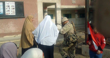 كبار السن يقبلون قوات الأمن بالسيدة زينب بعد مساعدتهم بلجان التصويت