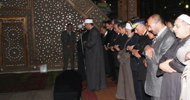 المشيعون يؤدون صلاة الجنازة على الاميرة فريال