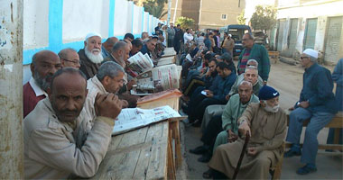 طوابير الناخبين أمام لجان الاستفتاء على الدستور