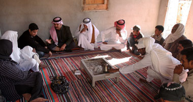 «أفراد من القبيلة يتحدثون إلى اليوم السابع فى قرية الوادى بطور سيناء» - تصوير-عمرو دياب<br>