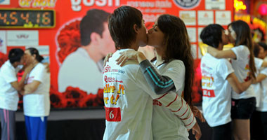 جانب من تقبيل الأزواج التايلاندية خلال التنافس على "أطول قبلة فى العالم " قبل عيد الحب في باتايا