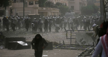 اشتباكات بين المتظاهرين وقوات الأمن المركزى