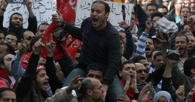نادر السيد يقود الأولتراس فى هتافات ضد العسكر بشارع محمد محمود
