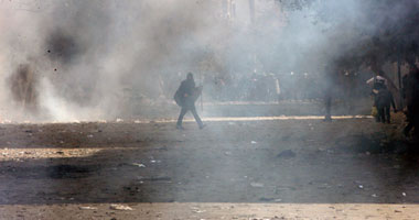 جانب من الاشتباكات أمام وزارة الداخلية