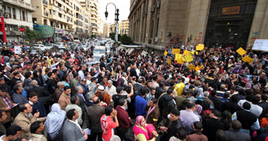 المئات احتشدو أمام دار القضاء العالى قبل انطلاق المسيرة - صورة ارشيفية