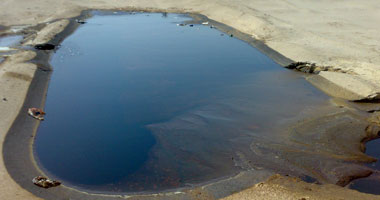 حفرة ممتلئة بالمواد البترولية