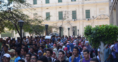 أمن المدينة الجامعية بالقاهرة يقنع طلاب الشهادات المعادلة بفض مظاهراتهم 