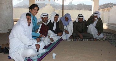 أبناء من «مُزَينة» مع الباحثة المغربية «رقية» وحديث مطول عن تاريخ القبيلة بوادى مندر فى شرم الشيخ - تصوير- عمرو دياب